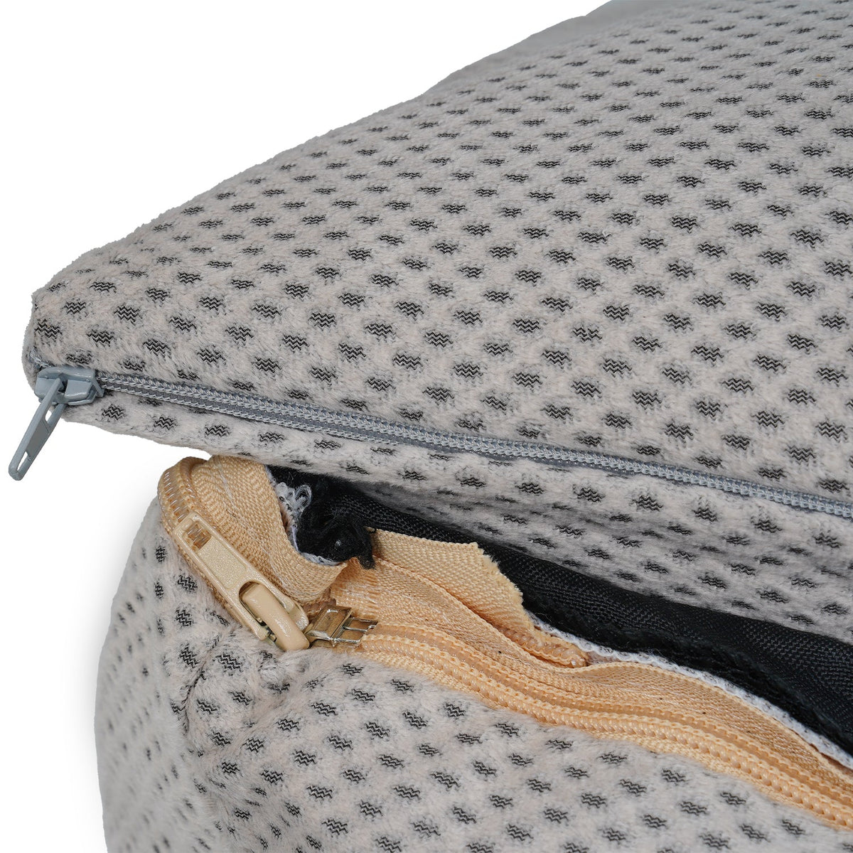 Zip detail on the removable beige knitted cover of the Chatsworth bed
